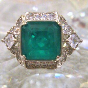 Emerald princes cut 6 carat gemstone ladies stunning italian jewelry 18kgf S7